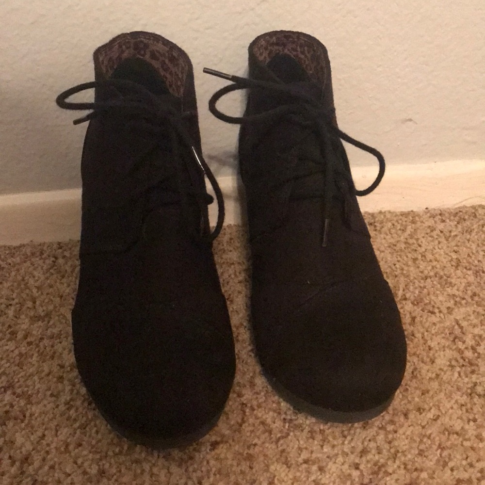 Black wedges